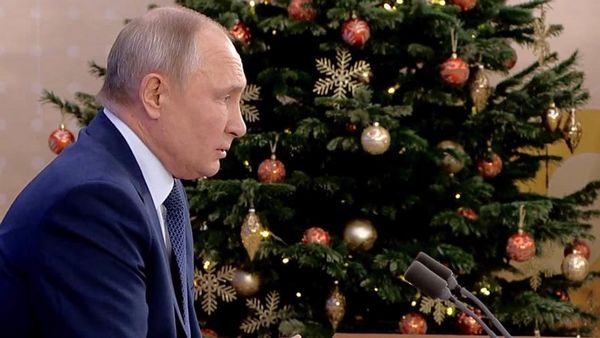 Путин в телевизоре новый год