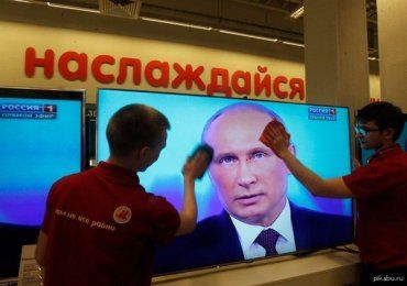 Путин в телевизоре новый год