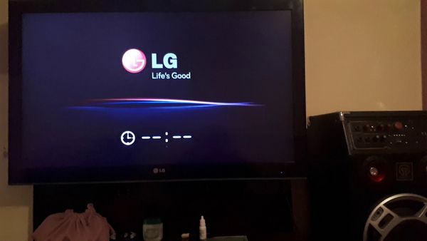 Горит логотип lg и не включается телевизор